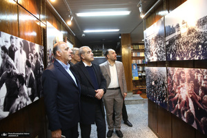 تجدید میثاق شهردار منطقه یک تهران و جمعی از معاونین با امام خمینی (س)