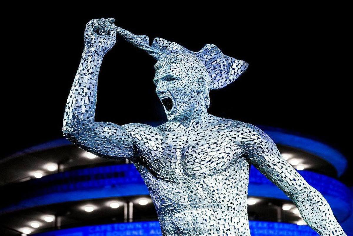 به یاد قهرمانی تاریخی؛ رونمایی از مجسمه آگوئرو در ورزشگاه اتحاد + عکس و ویدیو