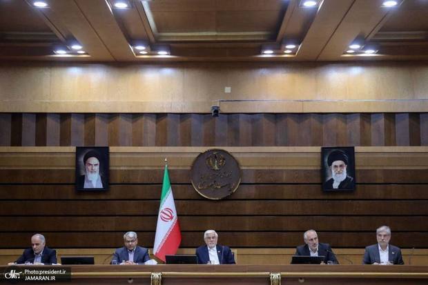 جلسه نظارت بر برنامه هفتم پیشرفت و ارائه گزارش عملکرد سال اول برنامه/ عارف: عملکرد خوب دستگاه‌ها در اجرای سال اول برنامه هفتم باید پیگیری شود/ جامعه در پرداخت مالیات نباید احساس ظلم کند