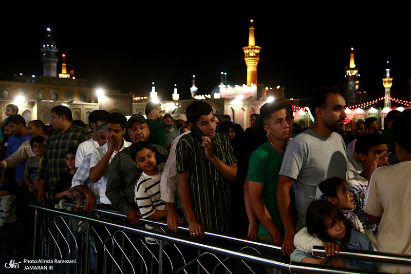 حال و‌هوای حرم مطهر رضوی در شب ولادت امام رضا (ع)