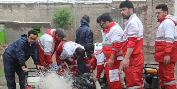 امدادگران اردبیلی به گرفتار شدگان در آبگرفتگی کمک کردند