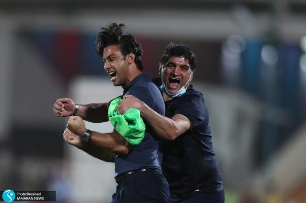 اهدای مدال مربی استقلال به آستان قدس رضوی