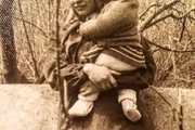 
عکس قدیمی مهراوه شریفی‌نیا در آغوش مادرش