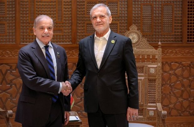 ببینید/ احوال پرسی پزشکیان با نخست وزیر پاکستان به زبان فارسی