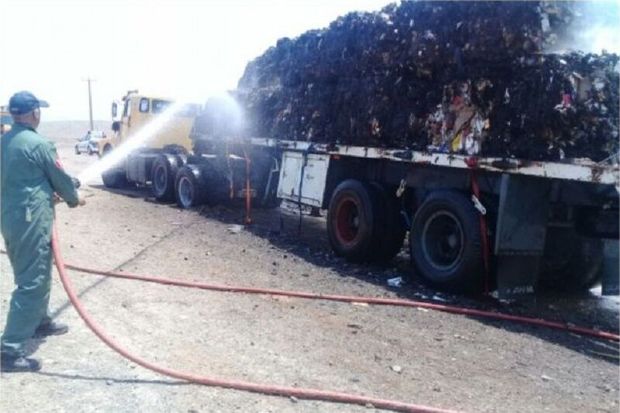 یک تریلی باری در اردستان دچار آتش‌سوزی شد