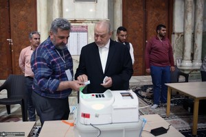 حضور سید رحیم صفوی در دور دوم انتخابات مجلس شورای اسلامی در حسینیه جماران