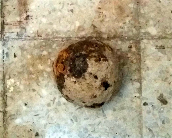 کشف یک گلوله توپ جنگی 100 ساله در محوطه کاخ چهل‌ستون اصفهان