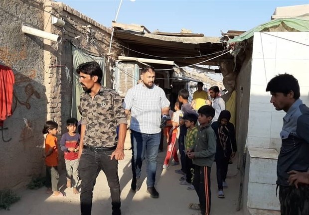 حضور کمیل قاسمی برای کمک به مردم در کوره پزخانه‌های اطراف تهران+عکس
