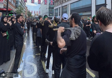 مراسم عزاداری روز عاشورا در لندن با حضور هزاران تن از شیعیان با پرچم ایران و تصاویر رهبر انقلاب + عکس و فیلم