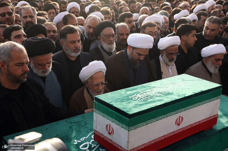 اقامه نماز بر پیکرهای مطهر رهبر شهید و خانواده ایشان به امامت آیت‌الله العظمی جوادی آملی
