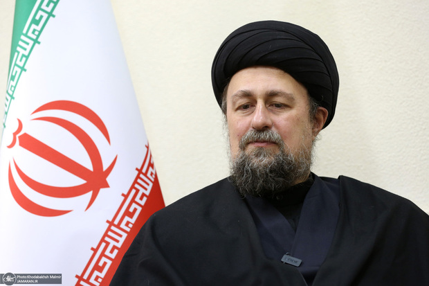 سید حسن خمینی: نقش بزرگ امام خمینی در جلوگیری از انحلال ارتش و اهتمام ویژه رهبر شهید انقلاب در تقویت و تجهیز این لشکر الهی، از ارتش سدّی محکم مقابل دشمنان ساخته است/ ملت، قدر فرزندان رزمنده خود در ارتش، سپاه، بسیج و فراجا را به خوبی می داند