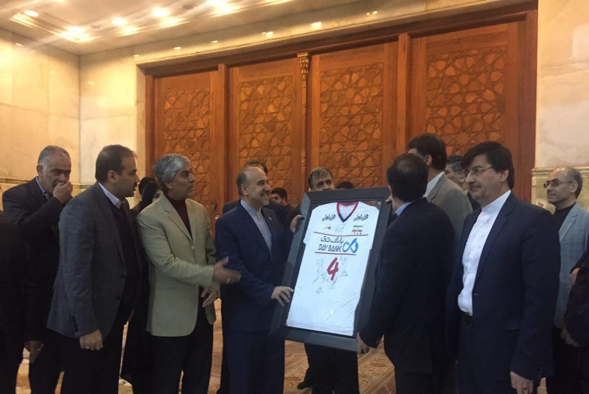 تصویری از پیراهن اهدایی تیم ملی والیبال به آستان امام خمینی (س)
