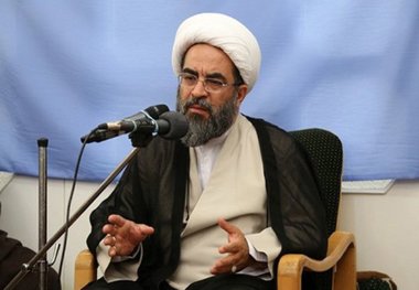 انقلاب اسلامی از عنایت های الهی برای کل جامعه بشری است