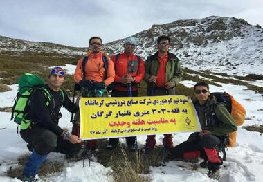 کارگران کرمانشاهی به قله 3 هزار متری تلمبار گلستان صعود کردند