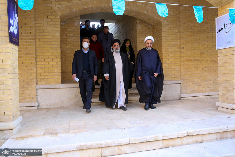 بازدید رئیس موسسه تنظیم و نشر آثار امام خمینی (س) از نمایشگاه عکس «امام دل‌ها‎»  و گذر فرهنگی هفته بر آستان آفتاب