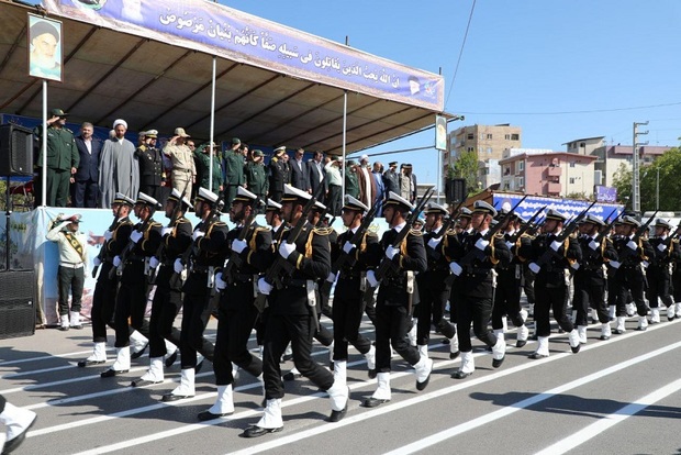 رژه یگان های نیروی زمینی و دریایی ارتش در مازندران برگزار شد