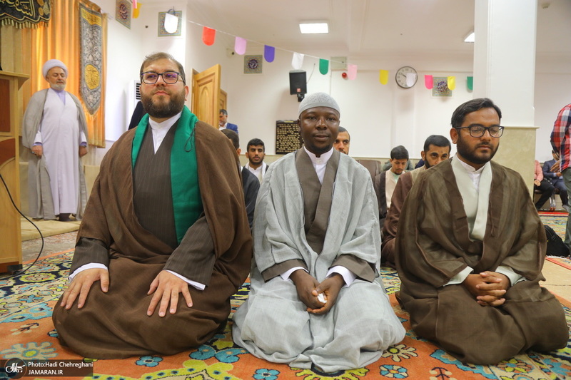 مراسم عمامه گذاری طلاب روز ولادت پیامبر اکرم (ص) و امام جعفر صادق (ع) در بیوت مراجع