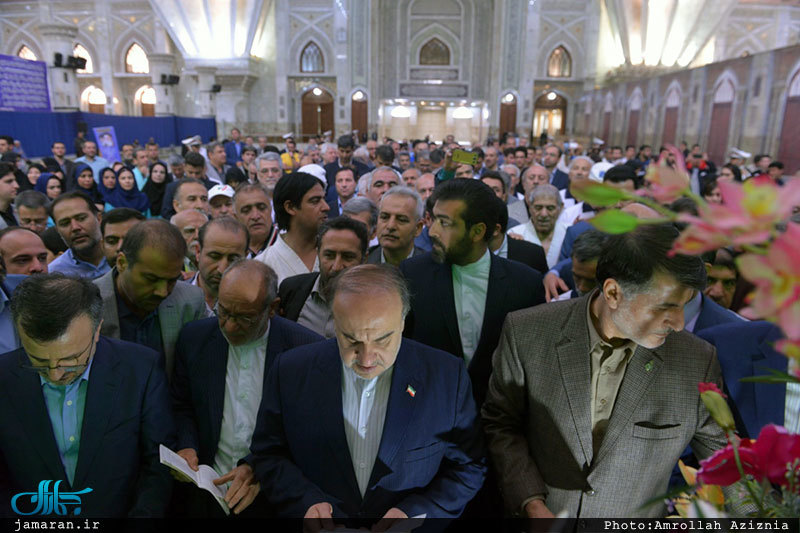 ادای احترام وزیر ورزش و جوانان و جمعی از ورزشکاران به مقام شامخ حضرت امام(س)  