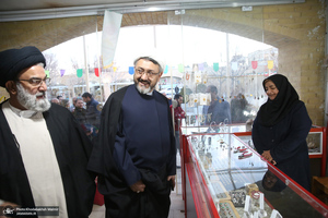 بازدید رئیس موسسه تنظیم و نشر آثار امام خمینی (س) از نمایشگاه عکس «امام دل‌ها‎»  و گذر فرهنگی هفته بر آستان آفتاب