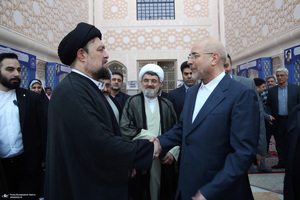 بازدید رئیس مجلس از نمایشگاه عکس امام خمینی