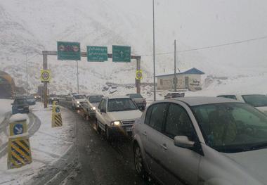 ادامه بارش برف در جاده کندوان   همراه داشتن زنجیر چرخ الزامی است