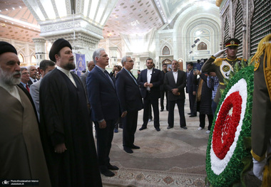  ادای احترام رئیس جمهور کوبا به مقام شامخ امام خمینی (س)
