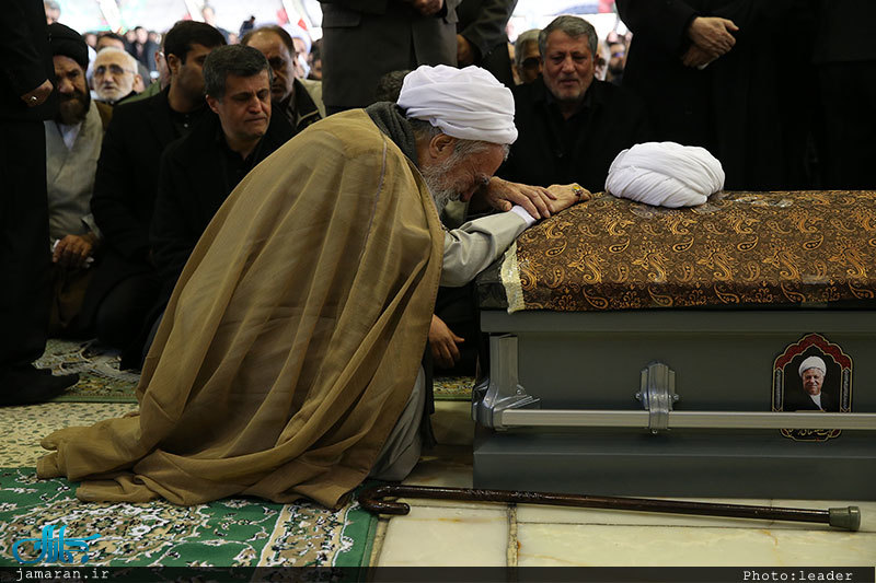 اقامه نماز رهبر معظم انقلاب بر پیکر حجت‌الاسلام والمسلمین هاشمی رفسنجانی