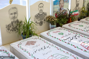 حضور سید احمد خمینی در منزل شهید مصطفی عزیزی در شهر بروجرد