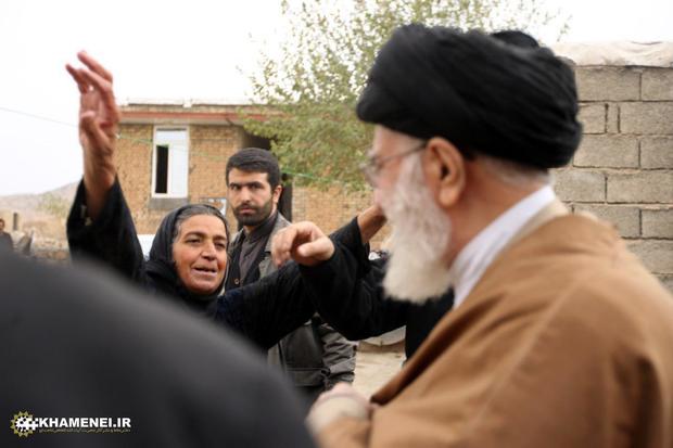 استقبال یکی از زنان روستای زلزله‌زده‌ی سراب ذهاب از رهبر انقلاب+عکس