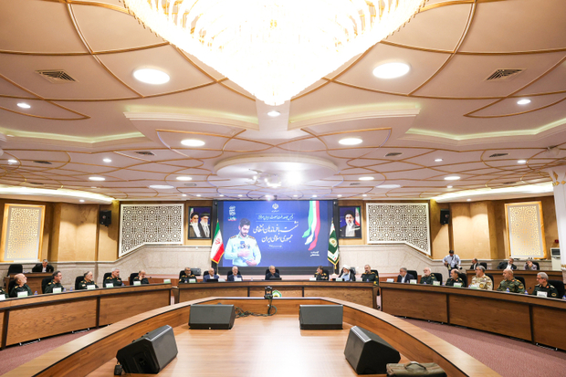 پزشکیان در نشست با فرماندهان انتظامی جمهوری اسلامی ایران: فراجا در جنگ اخیر، هم زینت کشور بود، هم دژ مستحکم و هم مایه عزت و سربلندی ایران/ جنگ اقتصادی دشمن را نیز با خدمت‌رسانی و همراهی مردم به شکست می‌کشانیم
