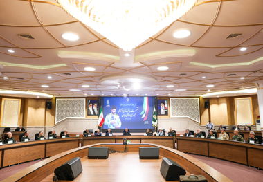 پزشکیان در نشست با فرماندهان انتظامی جمهوری اسلامی ایران: فراجا در جنگ اخیر، هم زینت کشور بود، هم دژ مستحکم و هم مایه عزت و سربلندی ایران/ جنگ اقتصادی دشمن را نیز با خدمت‌رسانی و همراهی مردم به شکست می‌کشانیم
