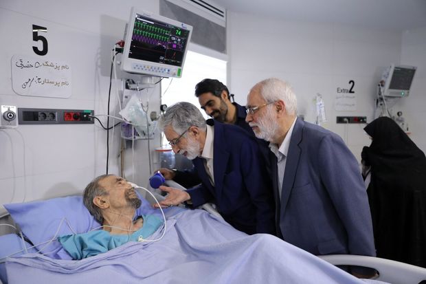 عیادت نمایندگان رهبر انقلاب از سیدعلی موسوی گرمارودی + عکس