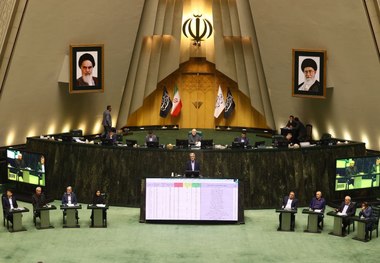 چینش متفاوت صندلی وزرا در صحن علنی + عکس