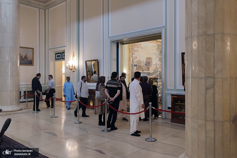 بازدید میهمانان خارجی بزرگداشت امام از کاخ سعد آباد
