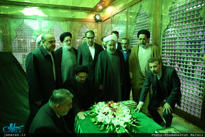 تجدید میثاق رئیس جمهور و اعضای هیئت دولت با آرمان های حضرت امام(س) 