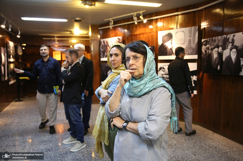 بازدید مهمانان خارجی شرکت کننده در مراسم وداع و تشییع رهبر شهید از حسینیه جماران