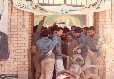 تصاویری از حضور مرحوم آیت الله العظمی صانعی در جبهه 
