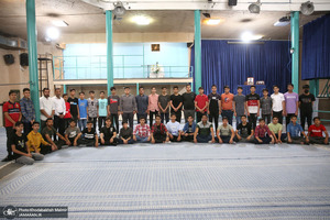 بازدید جمعی از دانش آموزان و مهمانان خارجی از بیت امام خمینی (س) در جماران