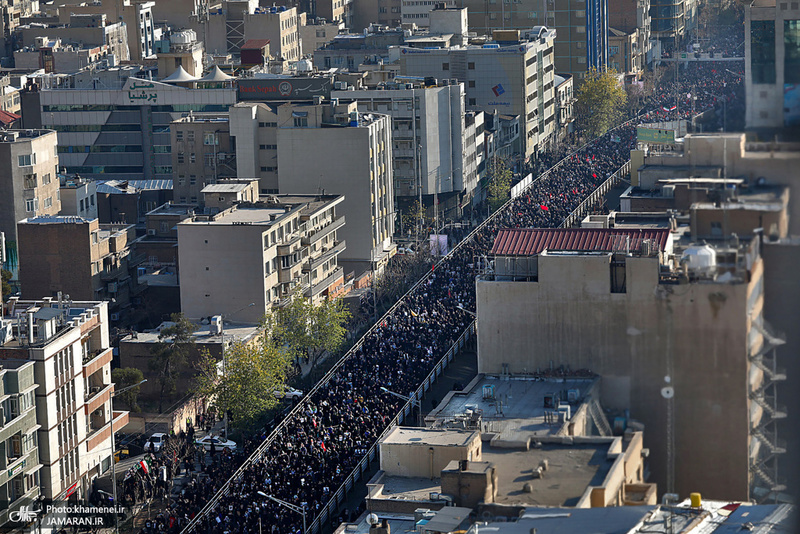 اقامه نماز رهبر معظم انقلاب بر پیکر سپهبد شهید حاج قاسم سلیمانی و شهیدان مقاومت