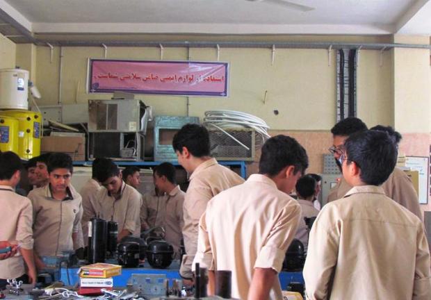 دانش آموزان متوسطه یزد آموزش های مهارتی را فرا می گیرند