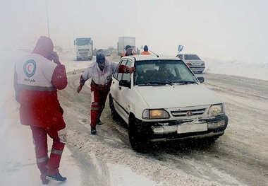 180 خودرو گرفتار در برف توسط هلال احمربروجرد امدادرسانی شد