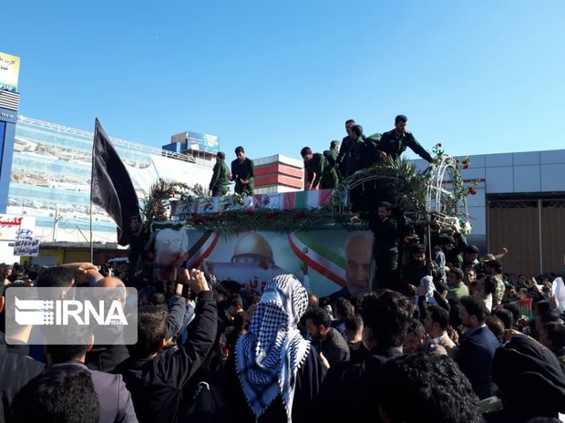 بدرقه پرشور پیکر سردار حاج قاسم سلیمانی تا فرودگاه اهواز