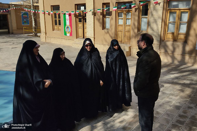 حضور اقشار مختلف مردم به مناسبت دهه فجر در بیت تاریخی امام خمینی (س)