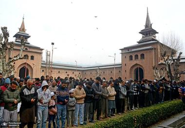 اولین نماز جمعه ماه رمضان در مسجد تاریخی جامیا در سرینگار، کشمیر هند با حضور هزاران مسلمان + عکس ها