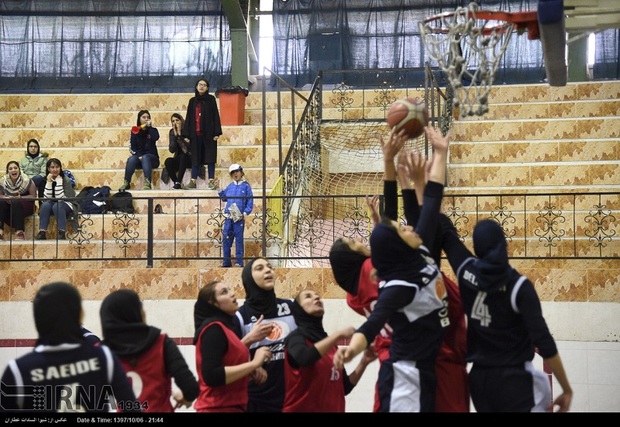 سرمربی تیم بسکتبال بانوان صدرا شیراز: پولم را خوردند