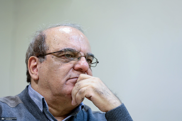 انتقاد عباس عبدی از گذاشتن شرط حجاب برای ارائه خدمات درمانی در لاهیجان