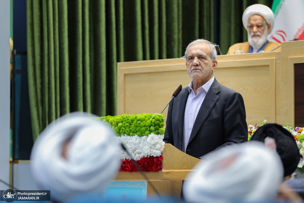 پزشکیان در نشست اعضای مجلس خبرگان رهبری: وحدت برای من اولویت دارد و هرگز کاری نمی‌کنم که وحدت ملی را خدشه‌دار کند/ اصلاح جامعه با دستور و اجبار ممکن نیست/ در برابر برهنگی و ساختارشکنی نیز بی‌تفاوت نخواهیم بود و حتماً اقدام مناسب صورت خواهد گرفت