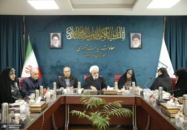انصاری، معاون حقوقی رئیسجمهور: در تصویب قوانین و دستورالعملها باید وضعیت متوسط فرهنگی جامعه مدنظر قرار داده شود/ امروز تعداد زنان نماینده مجلس افزایش یافته، هر چند که هنوز به آن اندازه که باید باشد نیست
