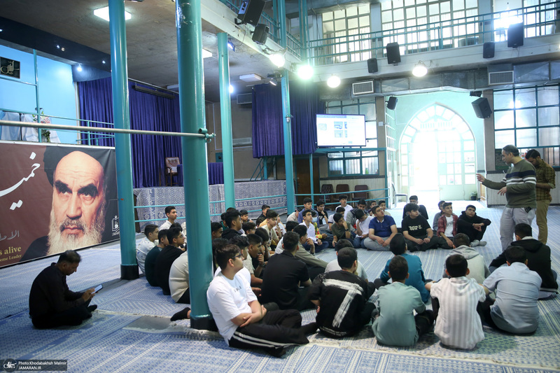 بازدید دانش آموزان از بیت امام خمینی (س) در جماران