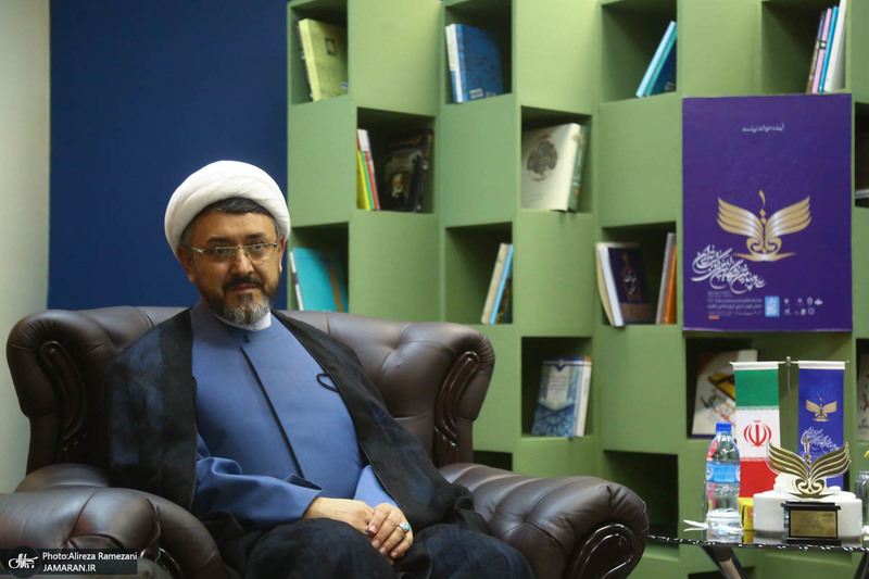 بازدید سرپرست موسسه تنظیم و نشر آثار حضرت امام خمینی(ره) از نمایشگاه کتاب